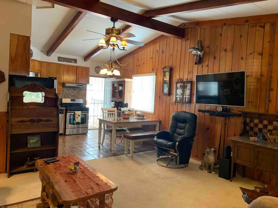 - Walk To River Kern & Downtown *